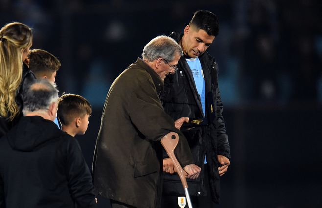 Suárez y Tabárez. Foto: AFP