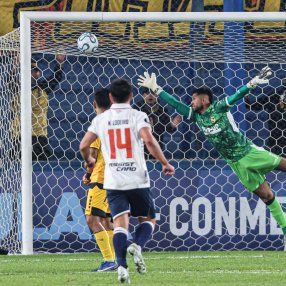 Foto: FocoUy. Maxi Gómez anotó de tiro libre en el Gran Parque Central. Foto: FocoUy. Maxi Gómez anotó de tiro libre en el Gran Parque Central.