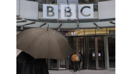 Renunció la cúpula de la BBC en medio de un escándalo