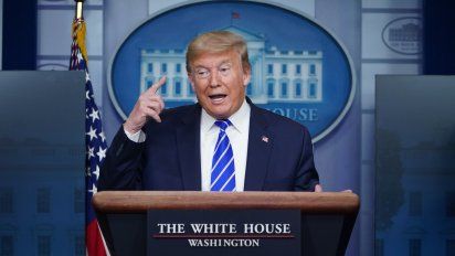 donald trump sugiere inyectar desinfectante y rayos uv para matar coronavirus