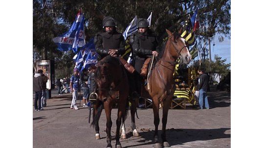 Operativo de seguridad clásico con 800 policías dentro y fuera