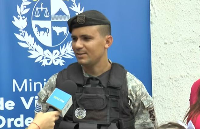 El policía asesinado el viernes de noche en Canelones, Antony Carballo, cuando recibió en febrero la vivienda del Plan Avanzar.