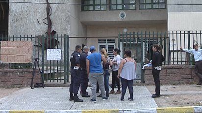 Padres denuncian la situación frente a escuela del Buceo.