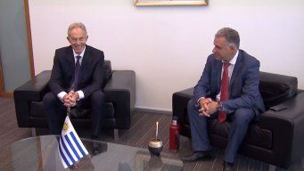 Yamandú Orsi con Tony Blair. Imágenes: Subrayado.