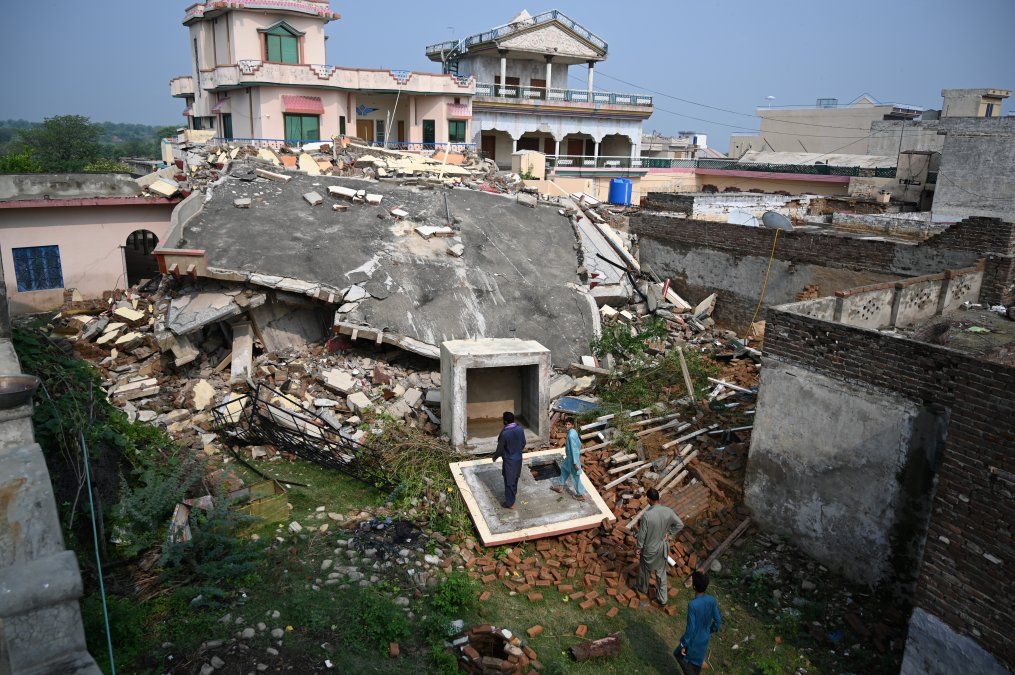 Las afueras de Mirpur, en Pakistán, con gran destrucción&nbsp;tras un terremoto.