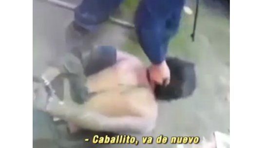 Graban a policía torturando a detenido: ¿cómo hace el perrito?