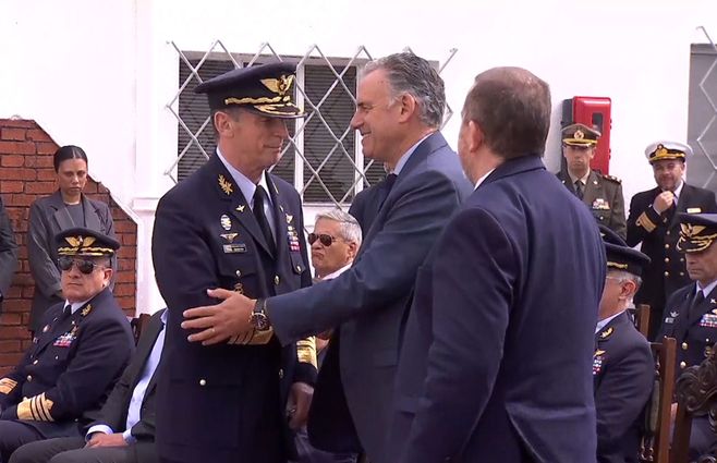 El presidente Orsi saluda al Jefe de la Esmade Rodolfo Pereyra tras su discurso.