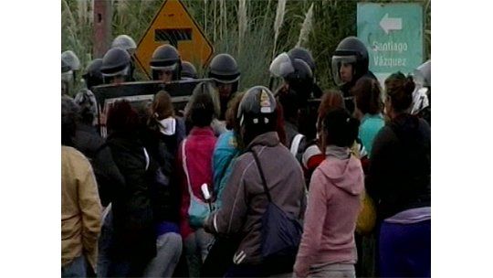 Policía desalojó por la fuerza a familiares que cortaban la ruta