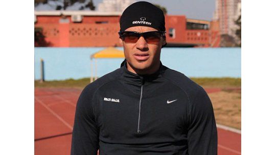 Andrés Silva, último en su serie en prueba 400 metros con vallas