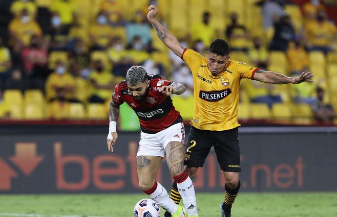 Gabigol controla y Mario Pineida lo marca en la semifinal de Libertadores