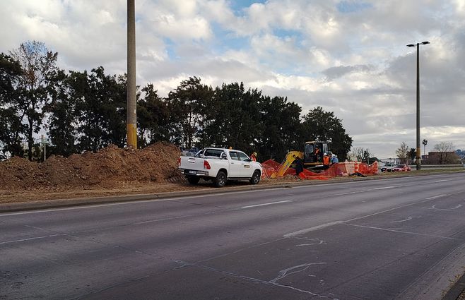 Trabajan en la pérdida del oleoducto en La Teja. Foto: Sebastián Giovanelli.&nbsp;