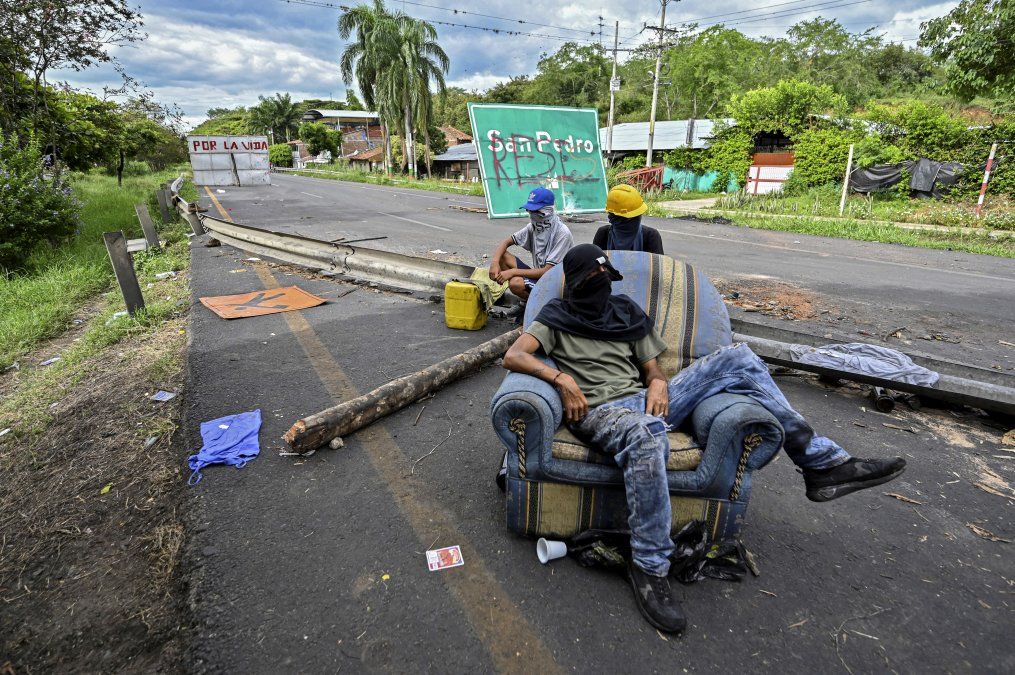 Manifestantes bloquean la carretera Panamericana para protestar contra el gobierno del presidente Iván Duque, entre Buga y Cali