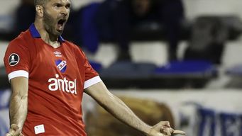 con dos goles de gigliotti, nacional le gano a velez por la copa libertadores