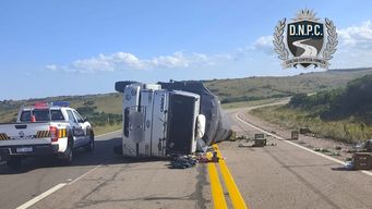 un camion despisto y volco en ruta 8: sus ocupantes resultaron lesionados leves