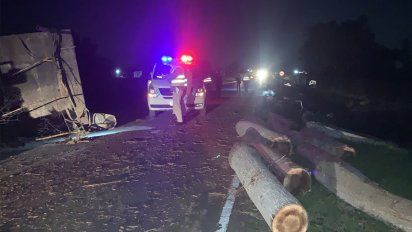 choque y vuelco de dos camiones dejo un conductor grave