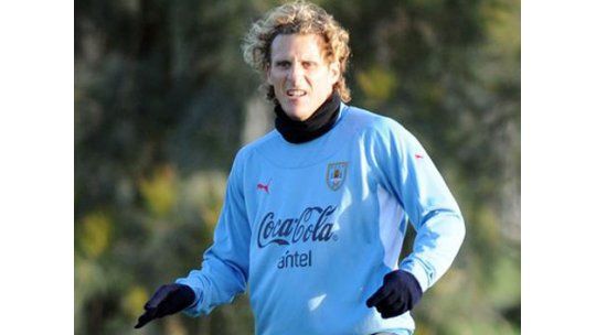 Técnico de Chile celebra que Forlán no pueda jugar