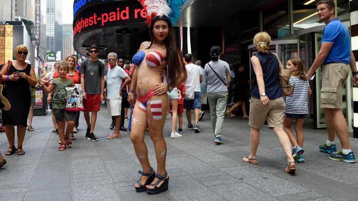 Así se vive la batalla por el topless en Times Square, en New York