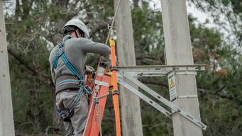 casi 10.000 usuarios de ute continuan sin energia electrica debido a danos por el ciclon extratropical