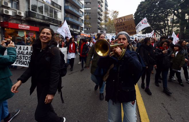 Marcha de sindicatos de la educación. Foto: Foco Uy