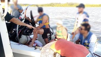 dos hombres cayeron al rio de la plata tras falla en motor del parapente