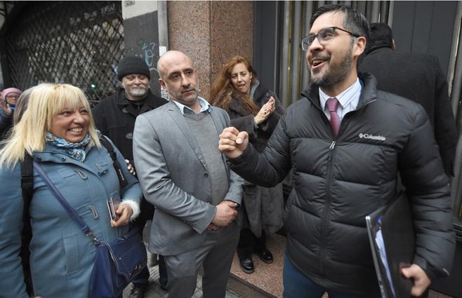 Abogado Maximiliano Dentone en la puerta del juzgado de Alejandro Recarey. (Foto: FocoUy).