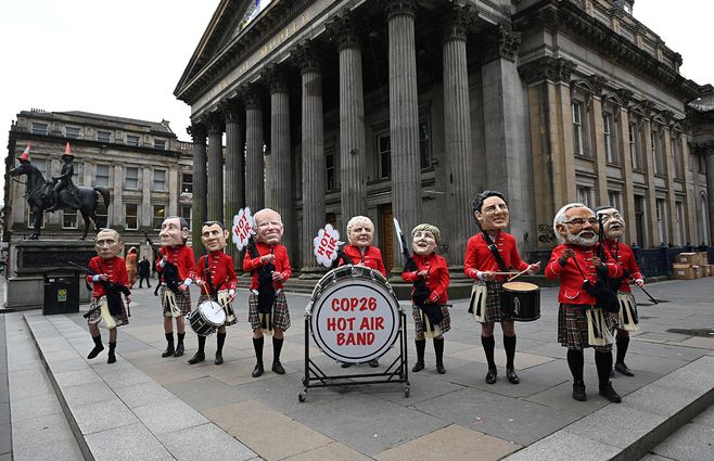 Activistas de Oxfam representando a los presidentes de las potencias mundiales protestan en Glasgow donde se desarrolla la Cumbre del Clima COP26