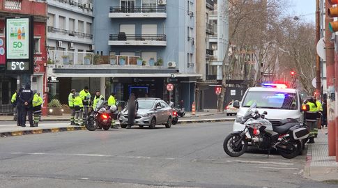 Control de la Policía e inspectores de Tránsito de la Intendencia de Montevideo en Constituyente y Jackson. Foto: Beatriz Martínez, Subrayado.