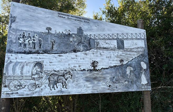 Obra de Humberto Béjar al ingreso al Campamento Puente Negro.