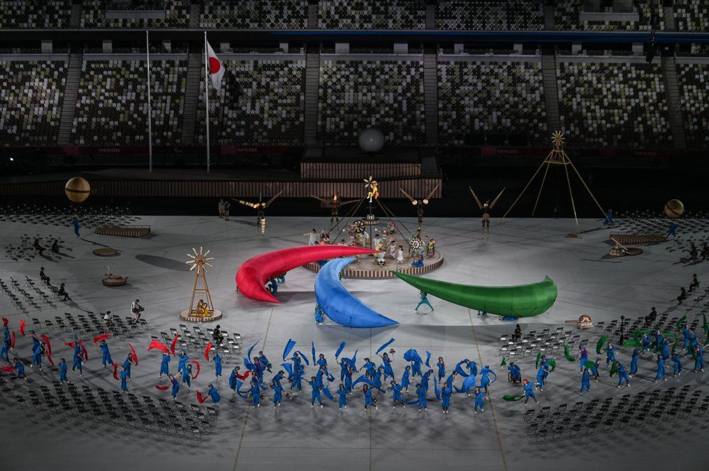 Los artistas participan en la ceremonia de apertura de los Juegos Paralímpicos de Tokio 2020 en el Estadio Olímpico de Tokio.