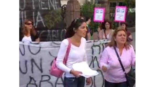 La familia sustituta de Mía sale a juntar firmas en todo el país