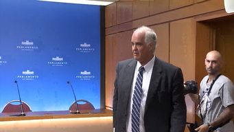 Gustavo Penadés en la conferencia de prensa que dio en el Parlamento, cuando fue denunciado por Romina Celeste.