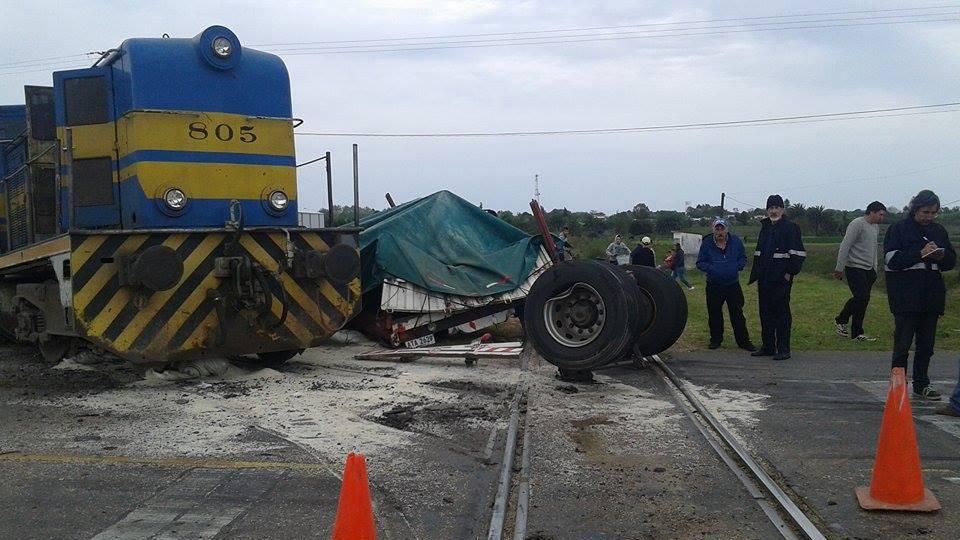 Espectacular choque de tren y camión tres protagonistas salieron con vida