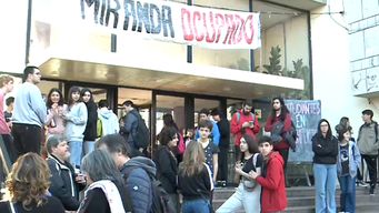 gremios de estudiantes intentan ocupar ocho liceos, pero las autoridades lo impiden