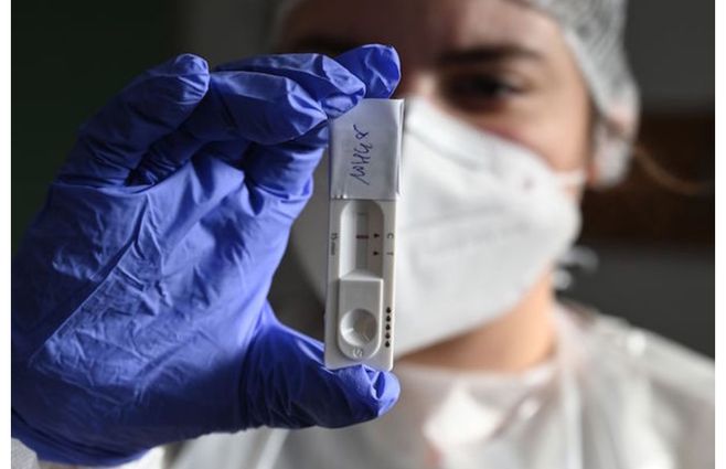 El test de antígenos tiene el aspecto y funciona parecido a un test de embarazo, aunque hay que hisoparse para obtener el resultado