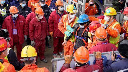rescatados 11 de los mineros atrapados en mina de oro china