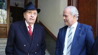 El presidente del Directorio del Partido Nacional Pablo Iturralde recibe a Sanguinetti en la puerta de la Casa del Partido Nacional. Foto: FocoUy.