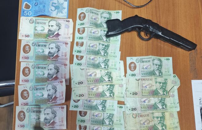 Foto cedida a Subrayado. Pistola de plástico y el dinero incautado al delincuente en Parque Batlle.