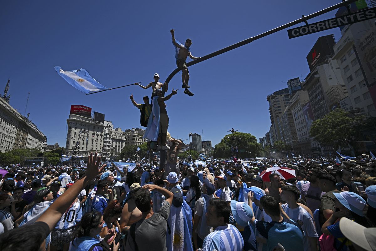 En el centro porteño hay un ir y venir de simpatizantes con banderas argentinas por doquier