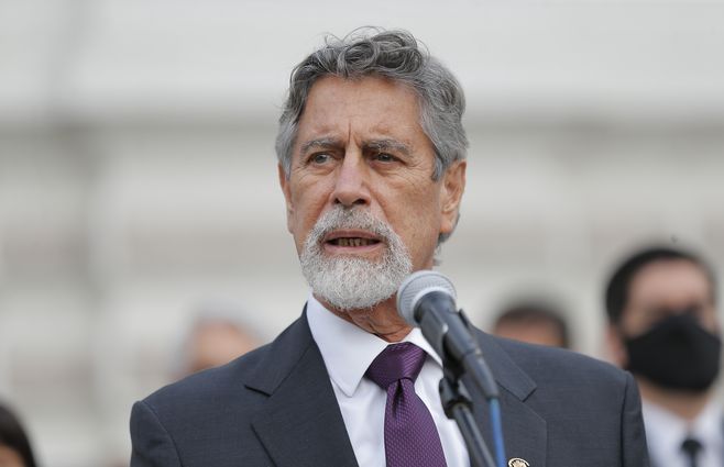 Sagasti, un político centrista