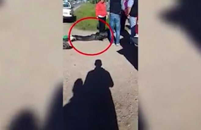 El sicario tendido en el suelo