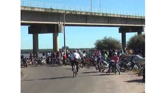Bagayeros cortan puente Paysandú-Colón 15 minutos por hora