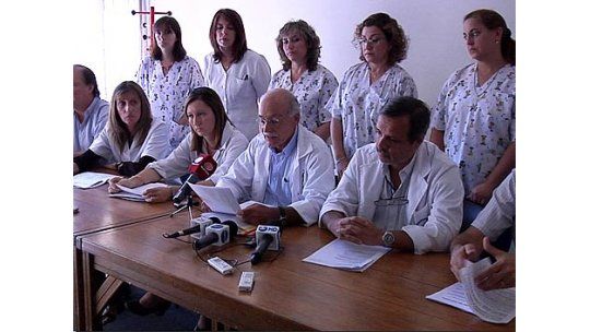 Médicos de la Peluffo postergan renuncia y se abre negociación