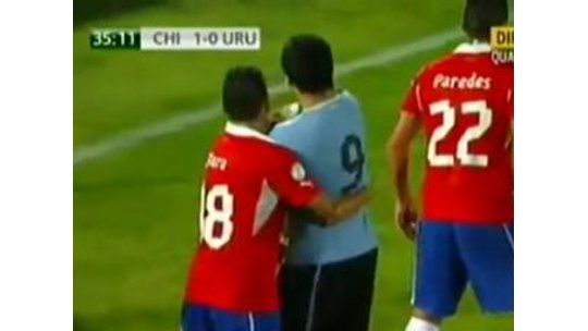 Luis Suárez podría ser sancionado por golpe a defensa chileno