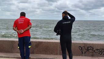 buscan a adolescente de 15 anos que se tiro a nadar en el rio de la plata a la altura de la escollera sarandi