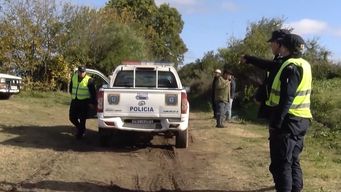 investigan la muerte de dos peones en un campo de rio negro, fueron hallados en una canada