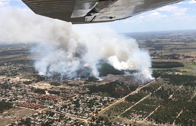 Foto aérea del 8 de enero de 2023. Bomberos busca extinguir el incendio en Salinas Norte (Canelones).