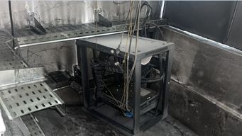 clasico: el gran parque central quedo con banos destrozados y objetos quemados