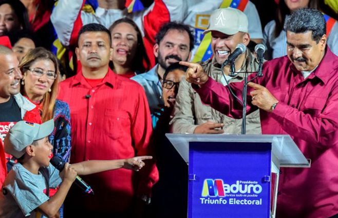 Nicolás Maduro da la clave a un niño en el acto de la victoria. El candidato bailó y cantó.