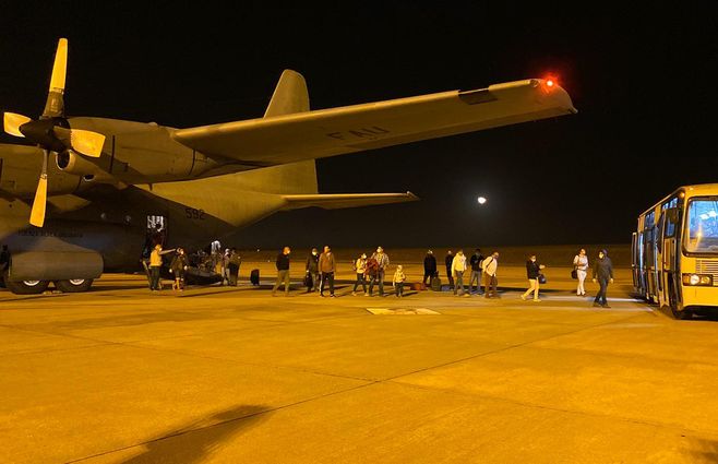 Uruguayos varados arriban a Carrasco