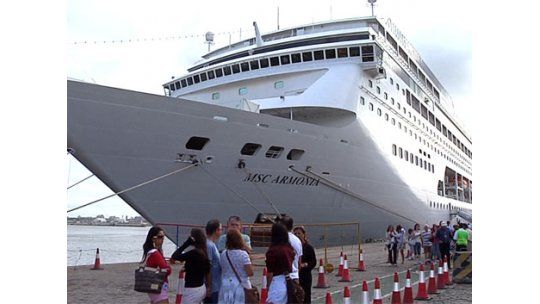 Tripulantes de crucero con gripe B permanecen en Montevideo